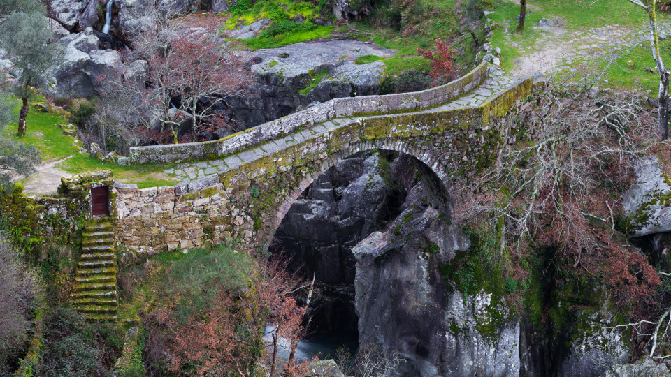 Tem coragem para atravessar a 'Ponte do Diabo'? (Fica em Portugal)