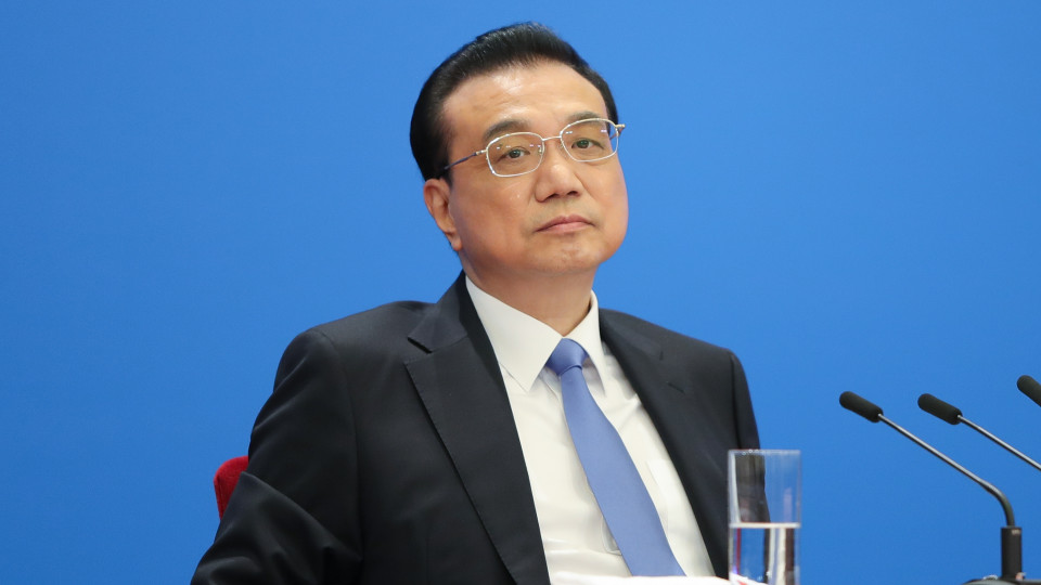 PM chinês pede a todos os agentes do país apoio "urgente" à economia