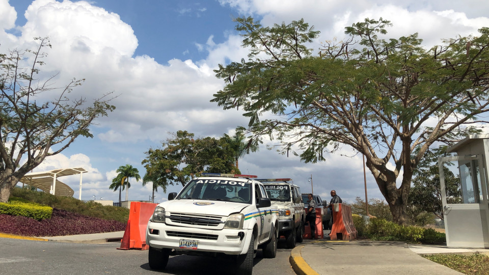 Mil membros das forças policiais venezuelanas desertaram para a Colômbia