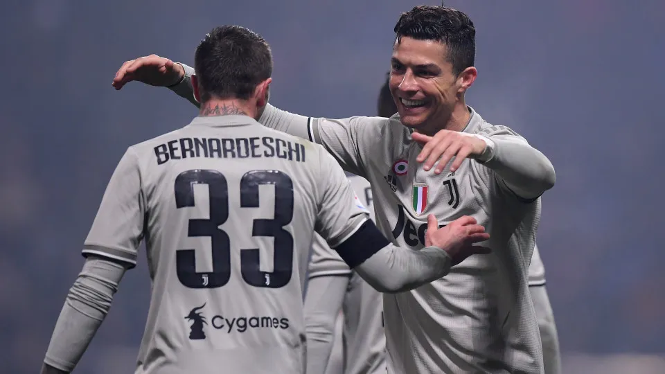 Bernardeschi põe 'pontos nos is' sobre CR7 na Juventus: "Não é verdade"