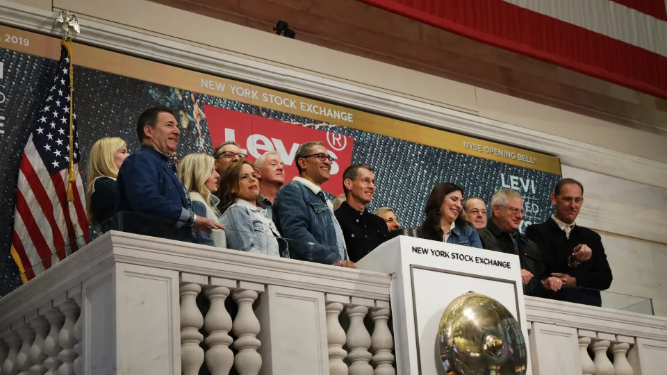 Levi's dispara 31% no regresso à bolsa