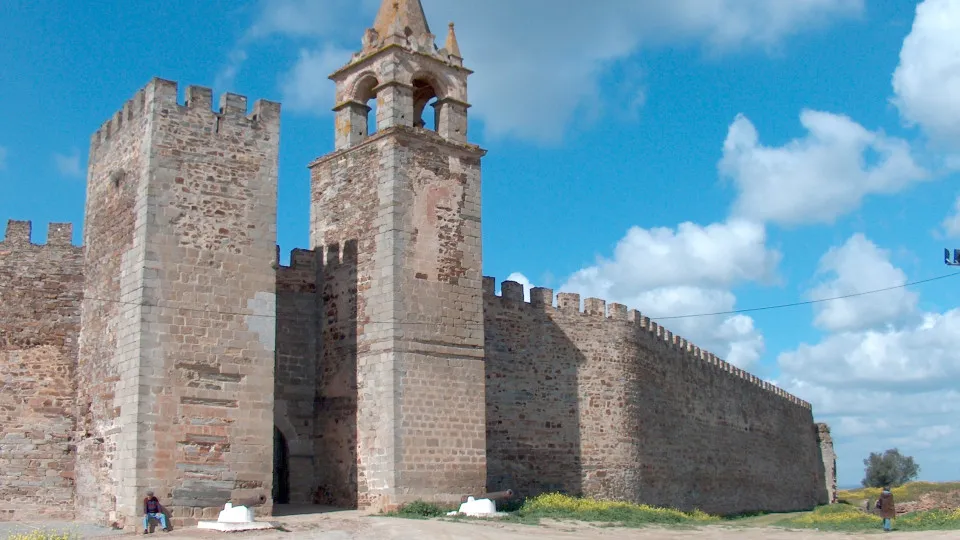 Raio danifica uma das torres do Castelo de Mourão