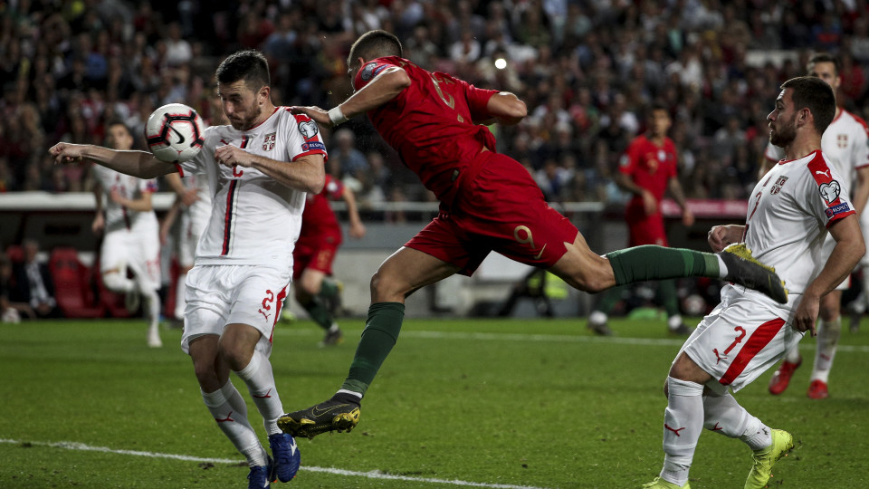 Portugal volta a empatar em 'jogo de loucos' e com polémica à mistura