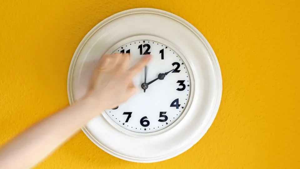 Hora muda já no próximo fim de semana. Não se esqueça de acertar relógios