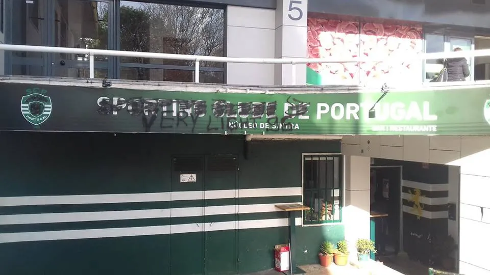 Núcleo do Sporting em Sintra foi vandalizado e leu-se "very light 96"
