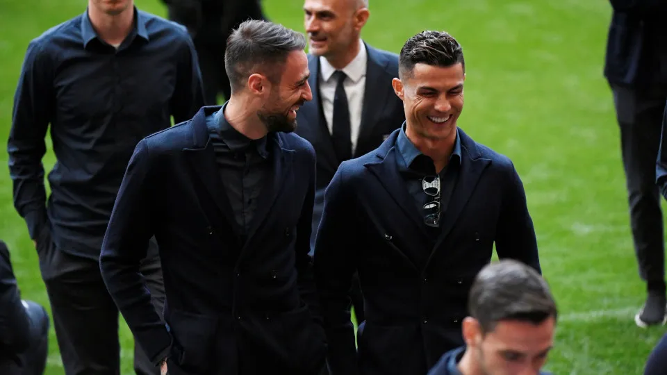 Noite agitada para a Juventus. Adeptos do Ajax deram 'show de pirotecnia'