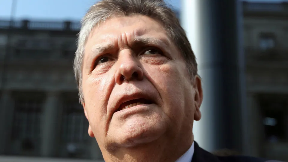Ex-presidente peruano morre após disparar sobre si próprio ao ser detido