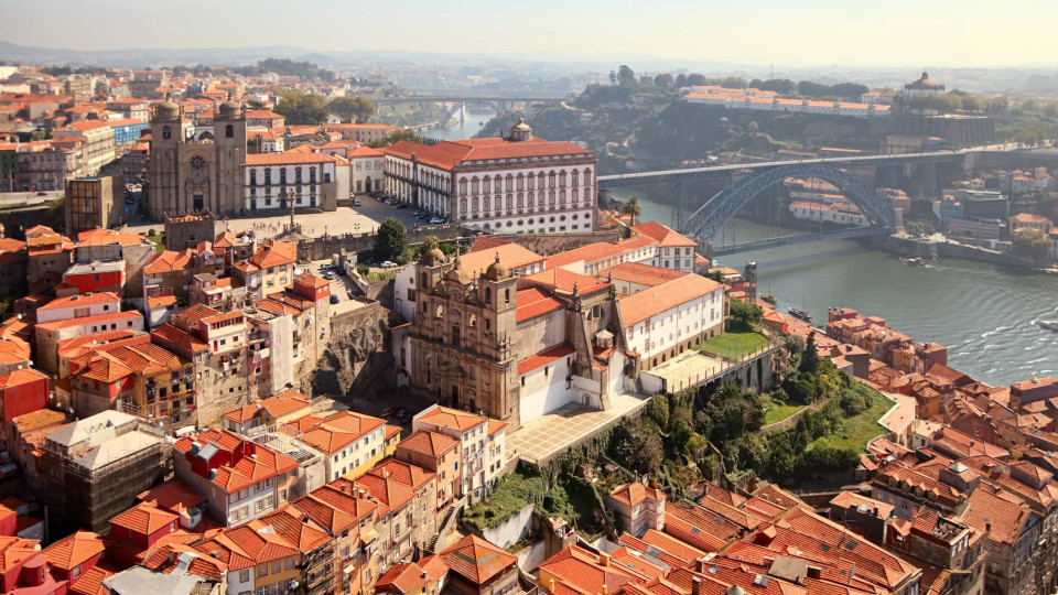Porto encerrou parques municipais murados, parques infantis e cemitérios