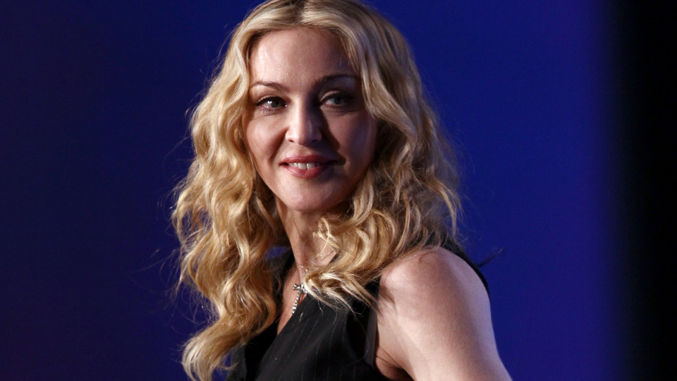 Madonna furiosa após ser censurada. "O mamilo do homem não é erótico?"