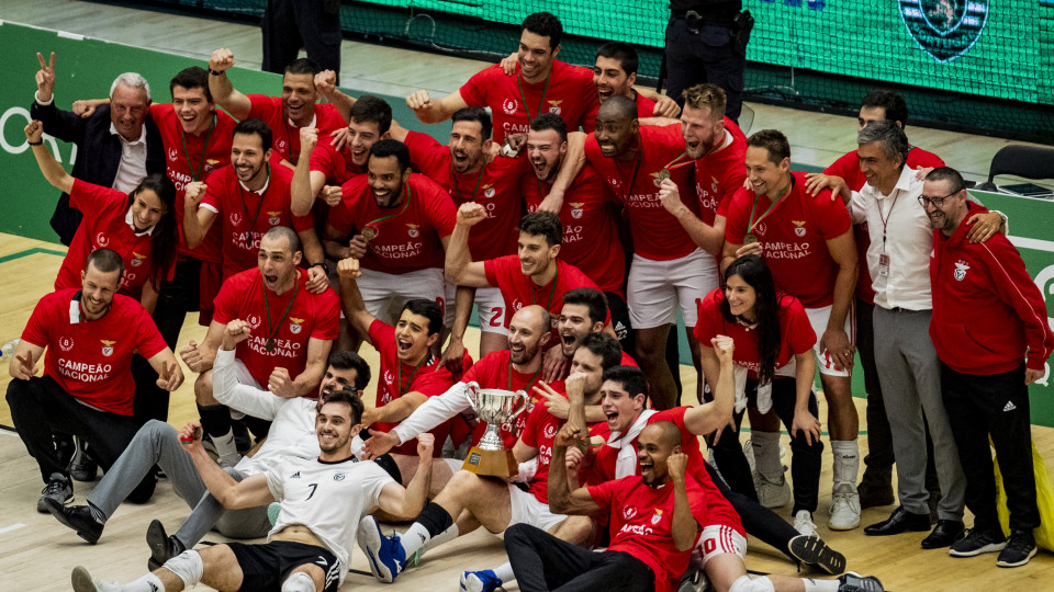 As imagens da festa do Benfica em pleno Pavilhão João Rocha