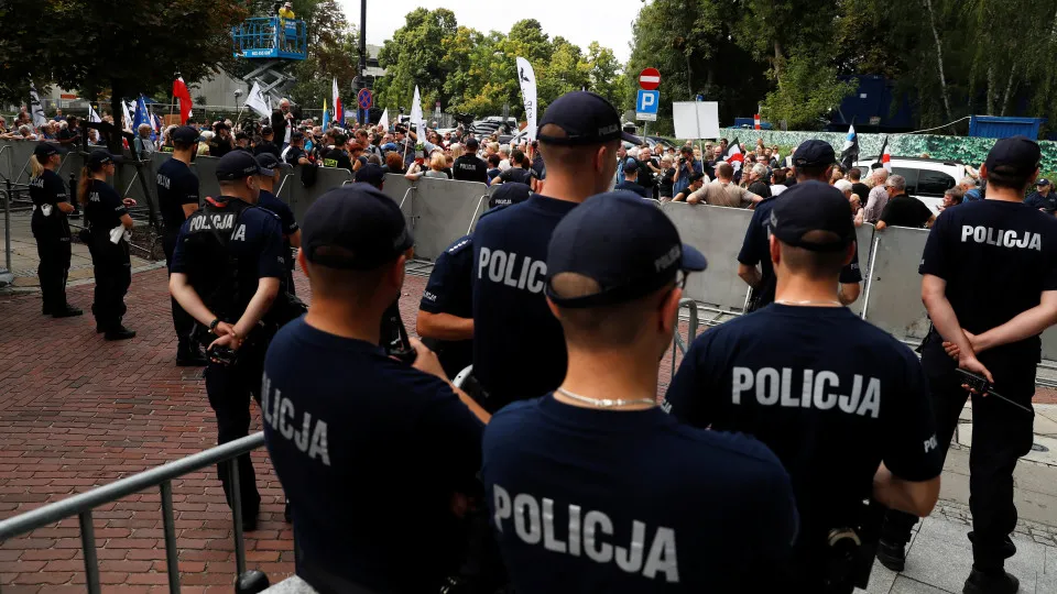 Milhares de polícias polacos de baixa médica como forma de protesto