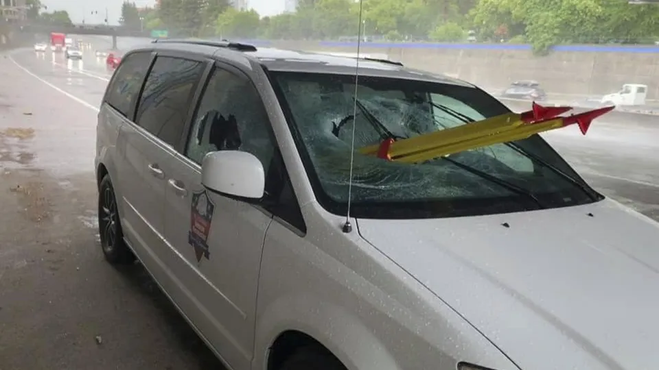 Passageiro de carrinha empalado por tripé em autoestrada nos EUA
