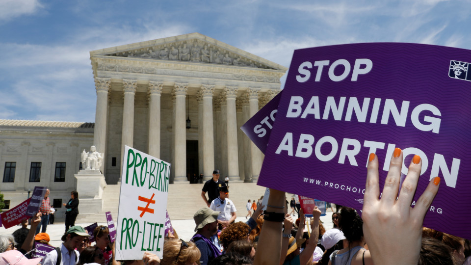 Um ano depois, aborto é ilegal ou restrito em quase metade dos EUA