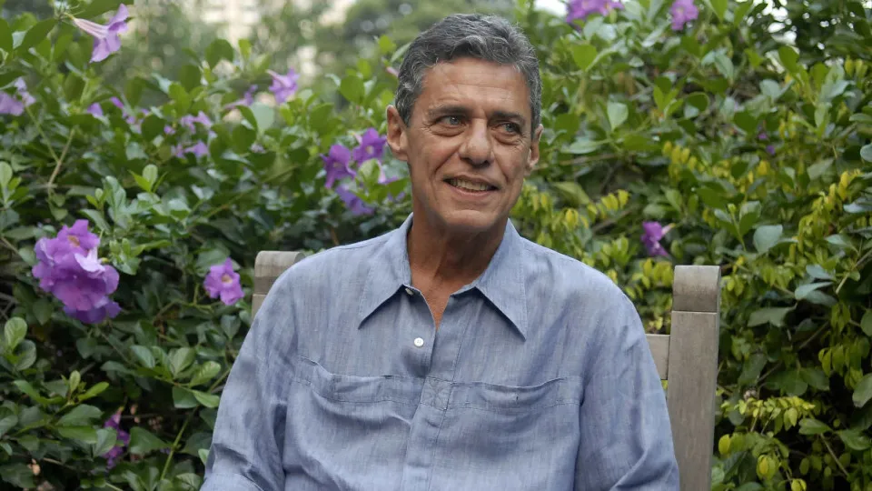 Chico Buarque entre os semifinalistas do prémio literário Oceanos