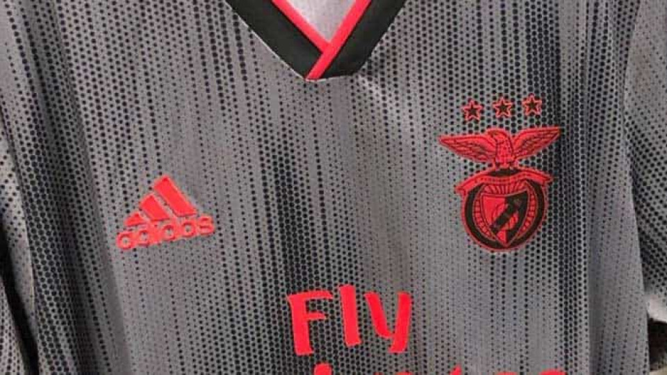 Adidas transformou camisola de 30€ no novo equipamento do Benfica?