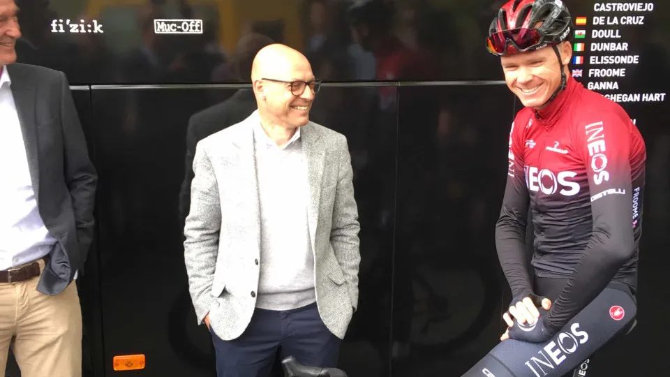 Froome cai a três semanas do Tour e suspeita-se de fratura na bacia