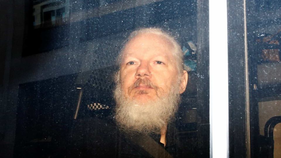 Biden diz que EUA "consideram" desistir de acusações contra Assange