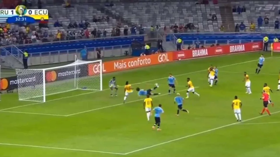 Bicicleta de Cavani é séria candidata a melhor golo da Copa América