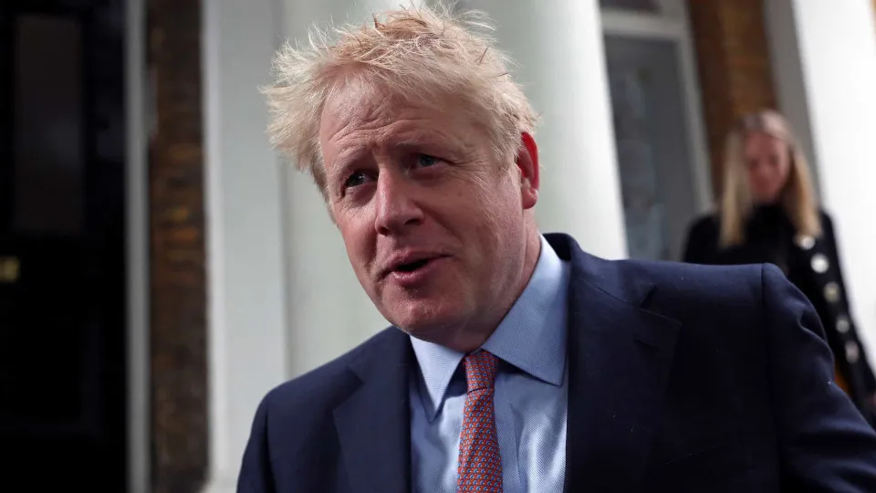 Boris Johnson mantém "estável" e a "respirar sem qualquer apoio"