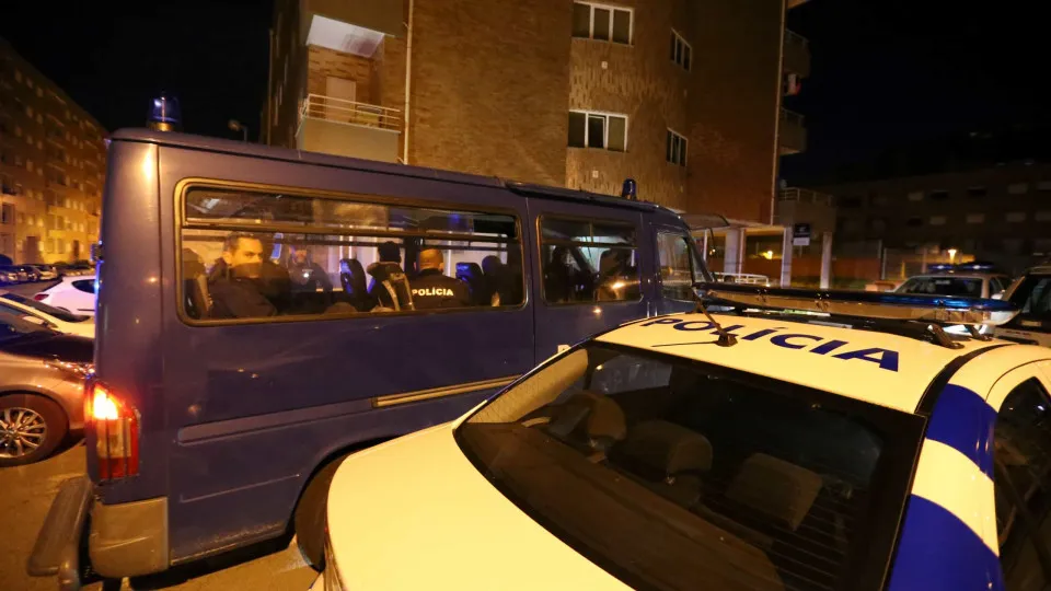 Chamar "filho da puta" à polícia não é crime, é "grito de revolta"
