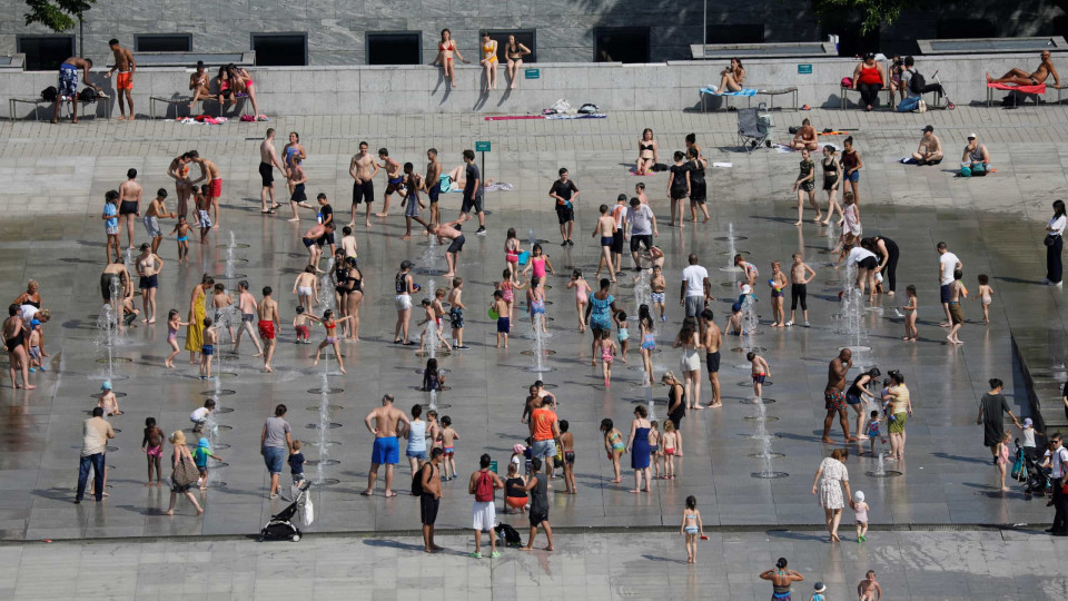 Calor extremo leva França a ativar alerta vermelho pela primeira vez