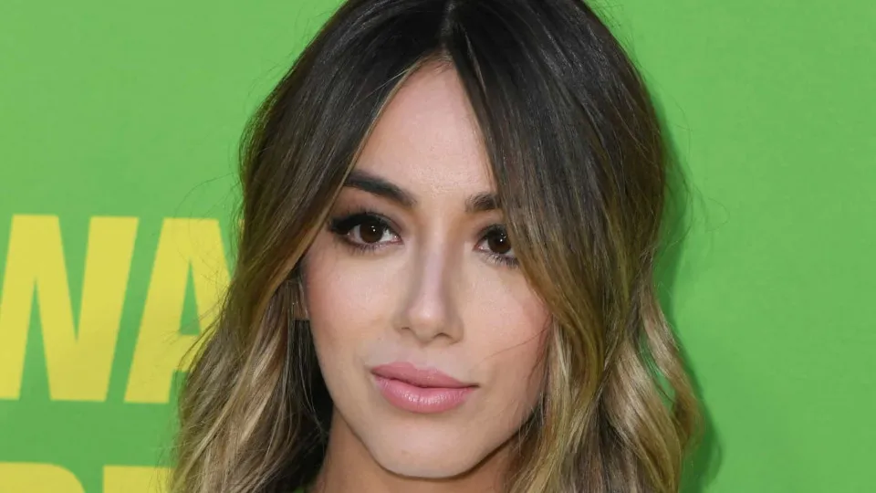 Atriz Chloe Bennet revela que está infetada com Covid-19