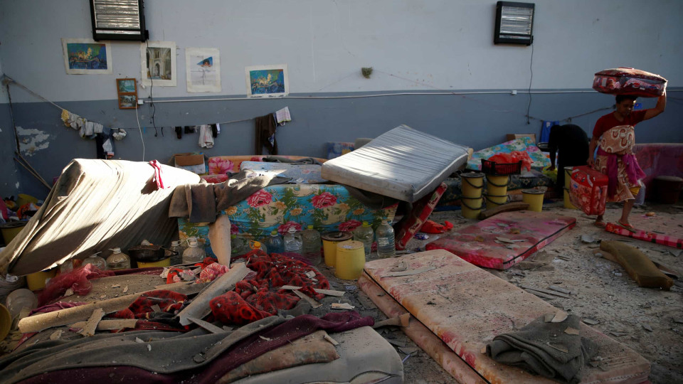 Cerca de 300 migrantes permanecem em centro bombardeado na Líbia