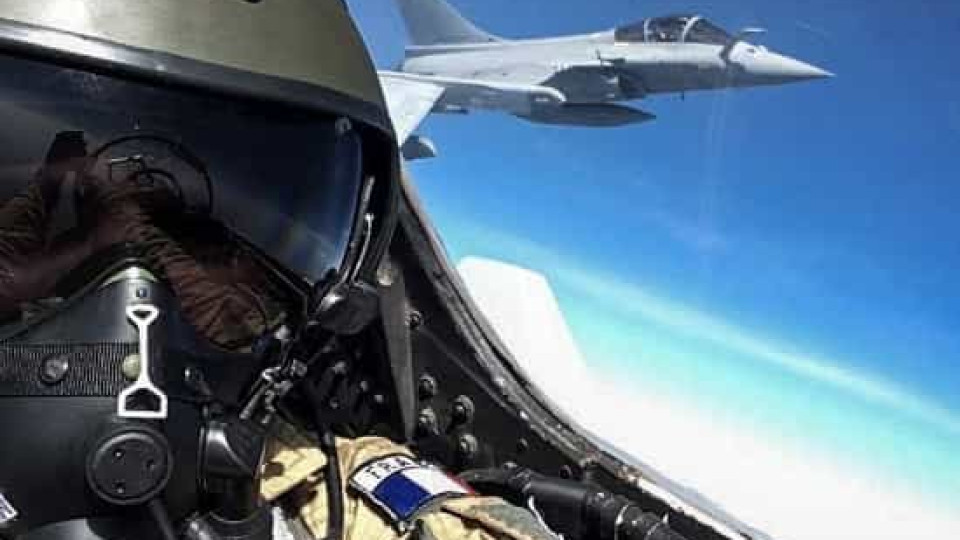 Piloto francês tira selfie dentro de caça a 2119 km/h