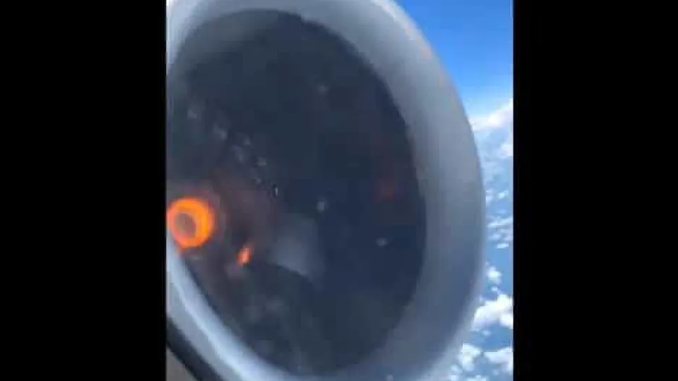 Passageiro regista momento em que peça de motor de avião se solta
