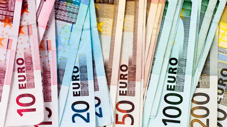 Euro sobe após divulgação de dados do crescimento na zona euro e nos EUA