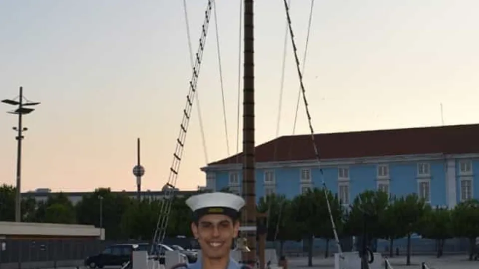 Militar da Marinha salva gato bebé de afogamento