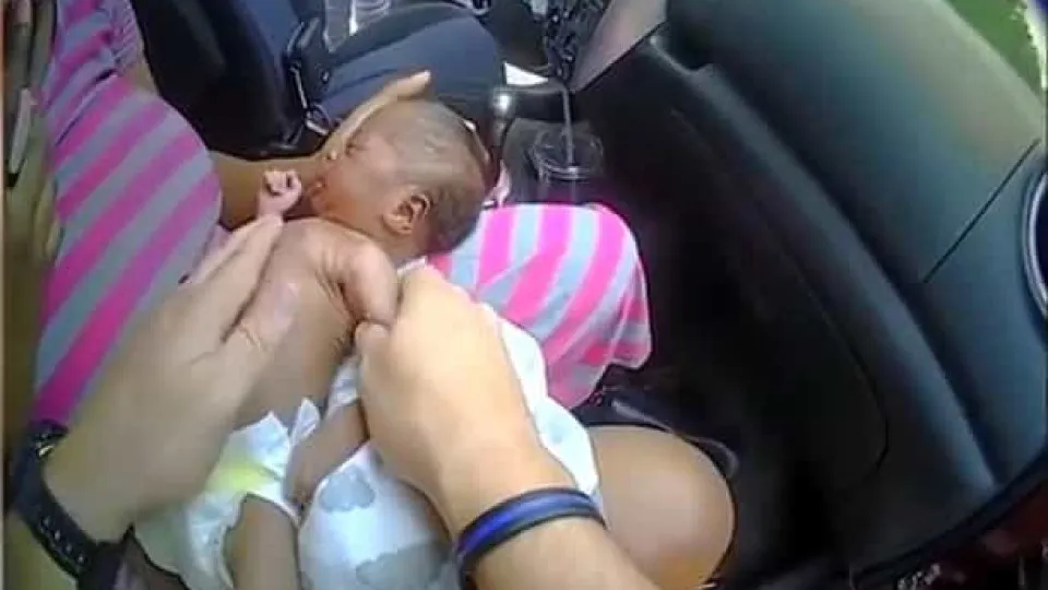 Parou carro por excesso de velocidade. Lá dentro, seguia bebé em perigo
