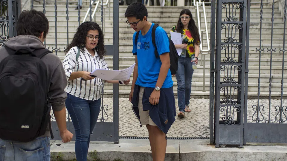 Alunos com nota suspensa "terão conhecimento" da sua classificação hoje
