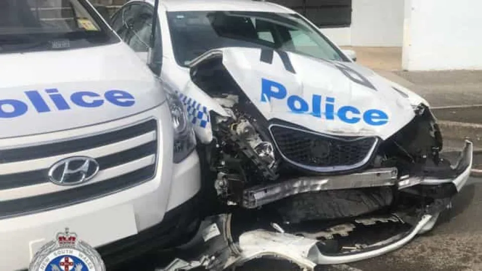 Carrinha cheia de metanfetaminas colide com carro da polícia em Sidney