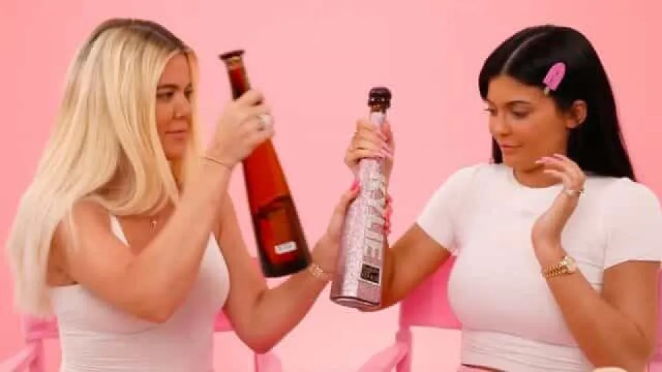 Kylie Jenner e Khloé Kardashian maquilham-se mesmo embriagadas