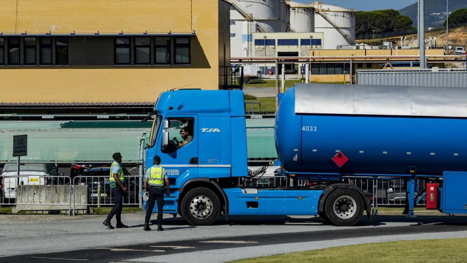 Motoristas: Serviços mínimos estão a ser cumpridos na refinaria de Sines