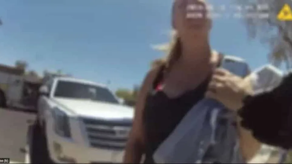 "Não sou uma má mãe", diz mulher que deixou filha bebé fechada no carro