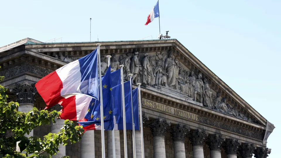 Deputados franceses rejeitam lei orçamental para 2025