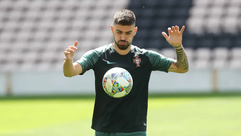 Rúben Neves rende-se a João Félix: "Com esta idade, já é uma referência"