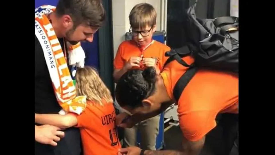 Van Dijk chegou e pequena fã nem conseguiu ter coragem para olhar