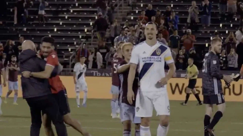 Dois adeptos tentam agarrar Ibrahimovic e a reação do sueco já é viral