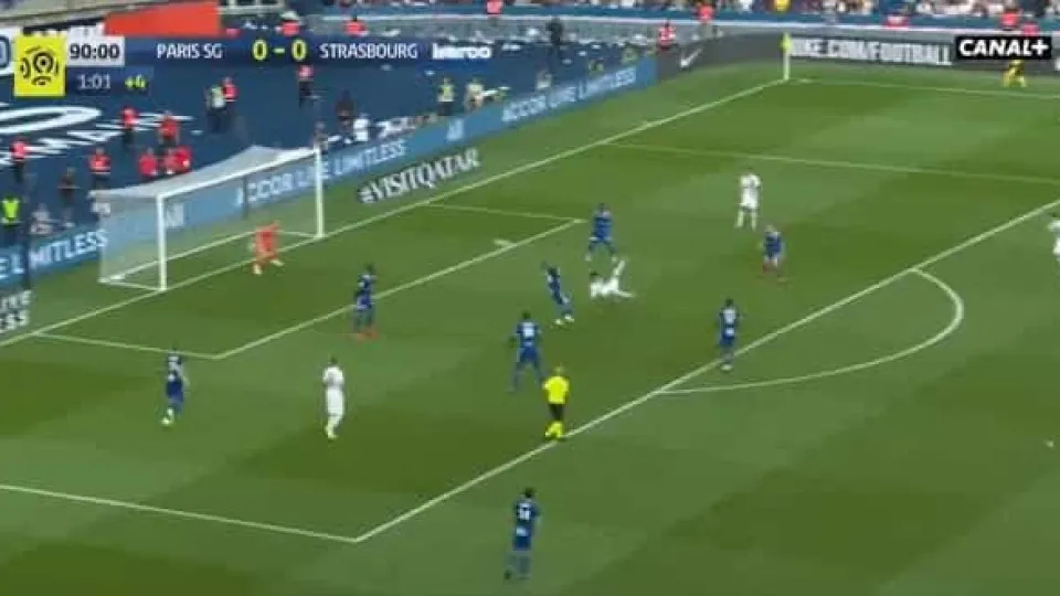 Agora apupem-no. Neymar marca de bicicleta e resolve jogo do PSG