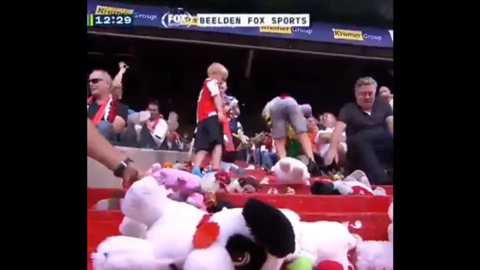 Jogo na Holanda foi interrompido por culpa de uma chuva de peluches