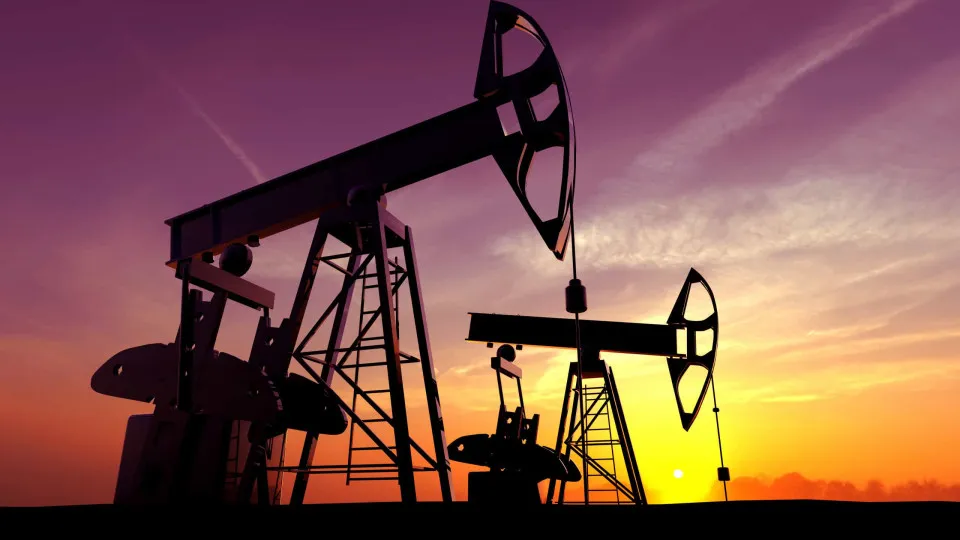 Petróleo Brent cai 5% devido a aumento de contágios