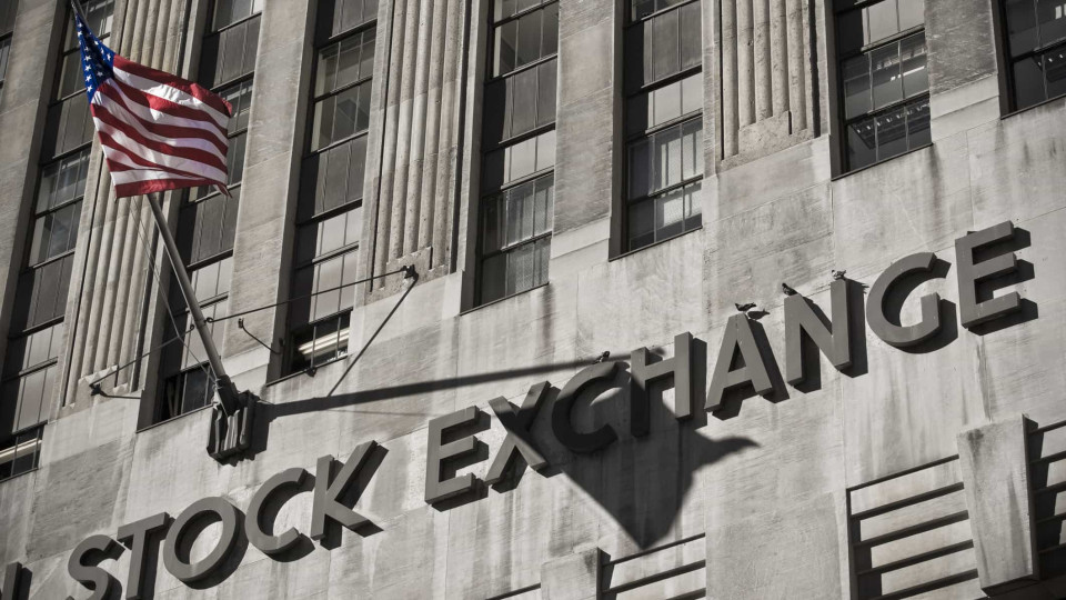Wall Street encerra sessão no vermelho devido a quebras das tecnológicas