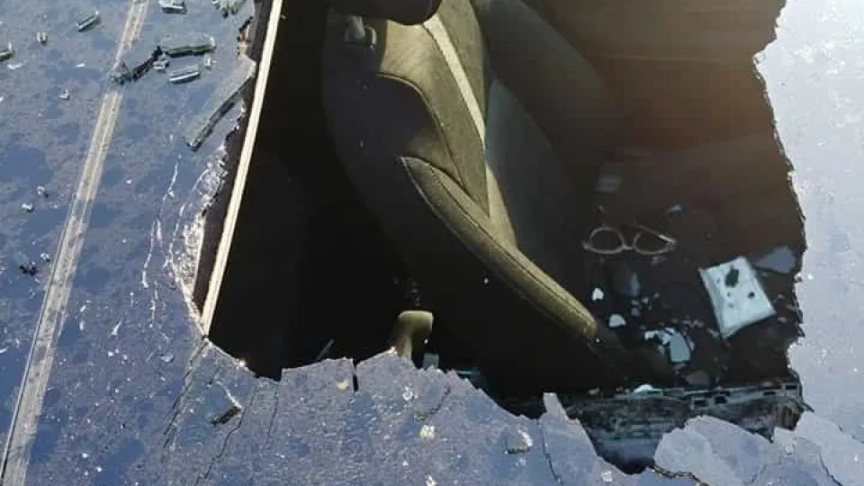 Lata de champô seco deixada dentro de carro explode. Este foi o resultado