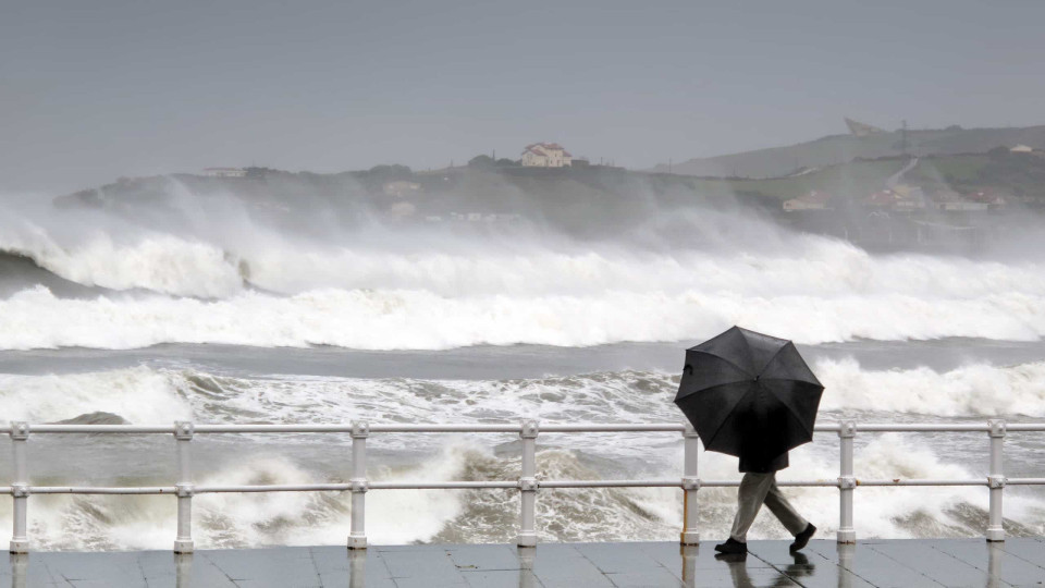 Açores. Grupos Ocidental e Central com aviso amarelo de agitação marítima