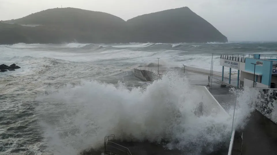 Lorenzo furacão, Açores, mau tempo, tempestade, vento, agitação marítima