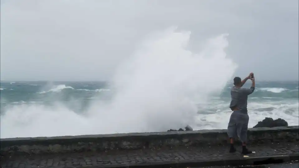 Furacão Isaac "gradualmente a enfraquecer". Passa hoje perto dos Açores