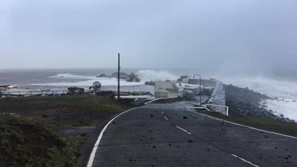 Furacão Lorenzo destruiu "totalmente" o porto das Lajes das Flores